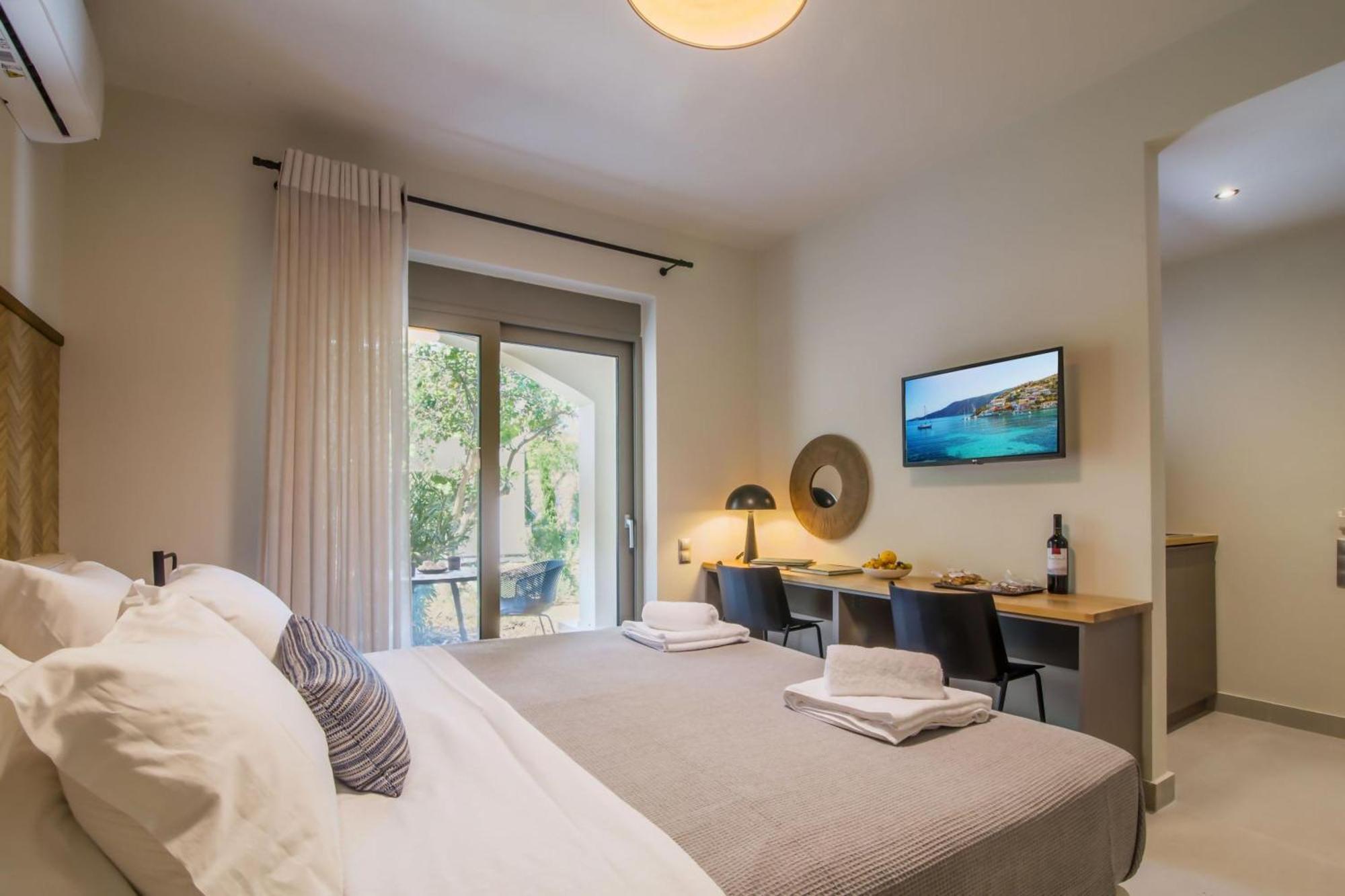 Blue Symphony Suites Apartments Nikiana Luaran gambar